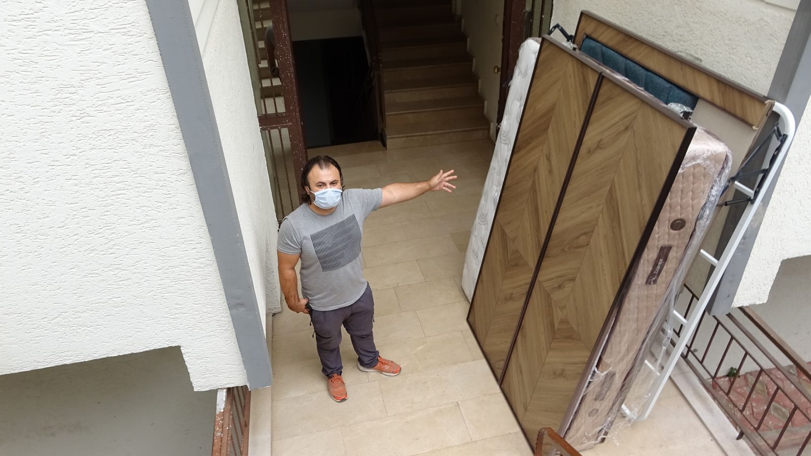 Taşıdıkları eşyaların yarısını bırakıp, yarısını alarak kayıplara karıştılar