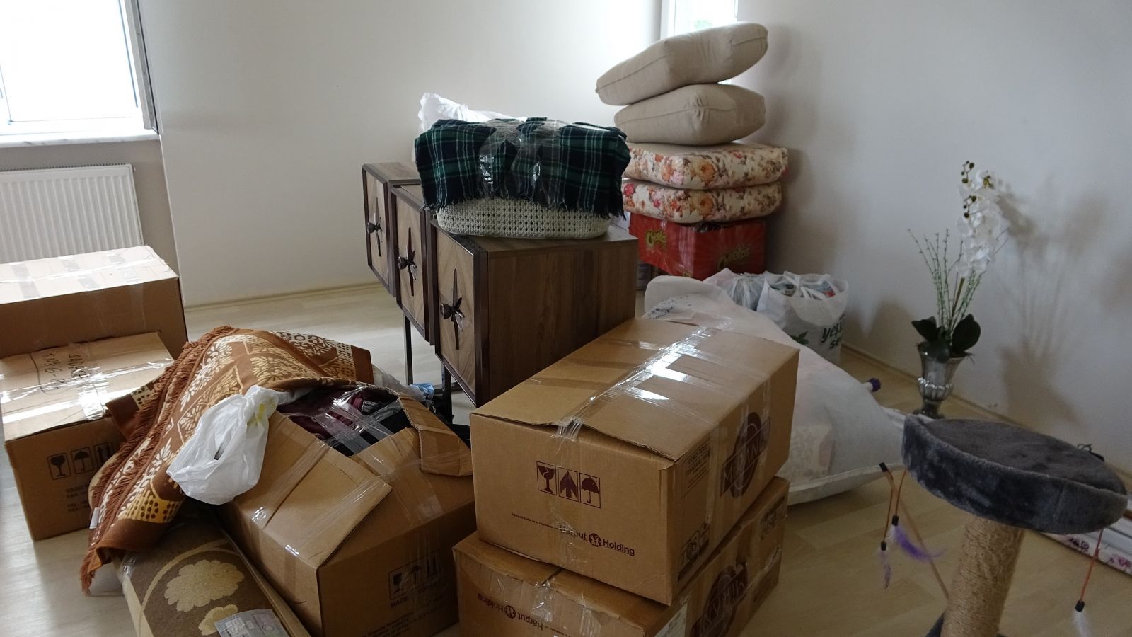 Taşıdıkları eşyaların yarısını bırakıp, yarısını alarak kayıplara karıştılar