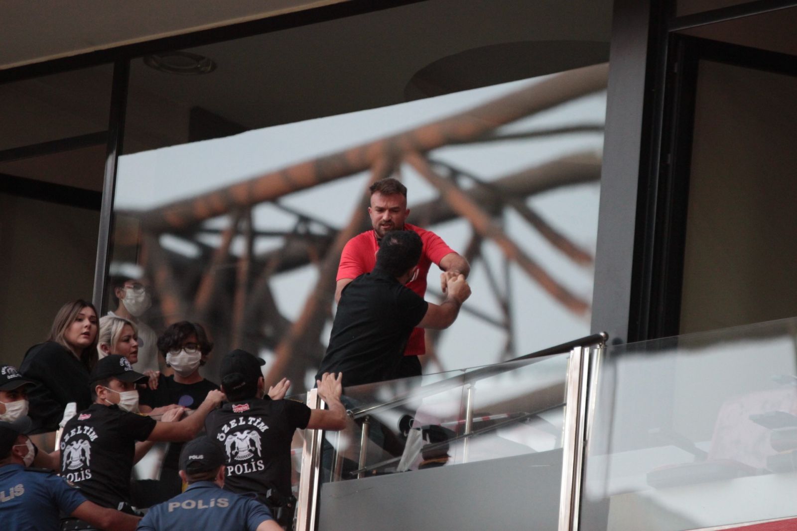 Berna Gözbaşı'nın locasına saldırı!