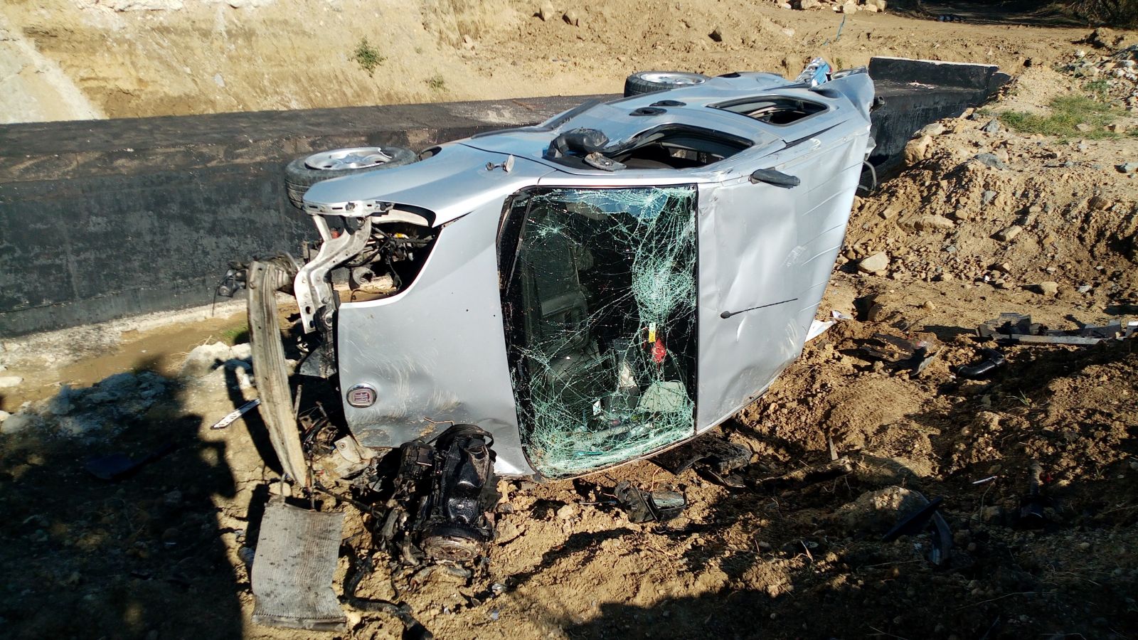 Karşı şeride geçen araç takla atarak menfeze uçtu: 2 yaralı