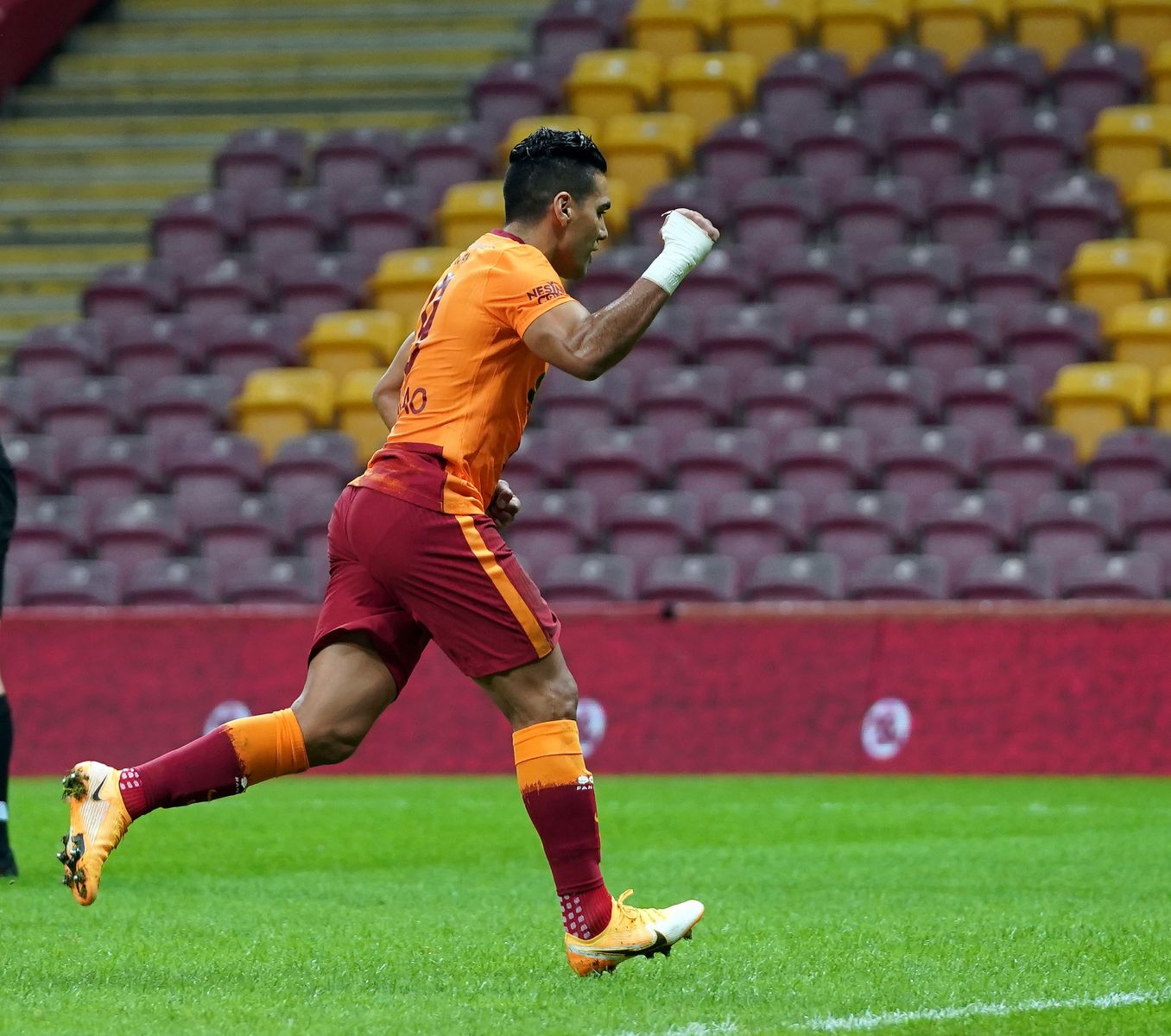 Galatasaray, Alanyaspor'a 2-1 mağlup oldu Galatasaray, Alanyaspor'a 2-1 mağlup oldu