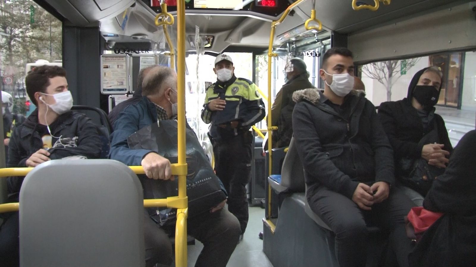 Taksim’de toplu taşıma araçlarında koronavirüs denetimi