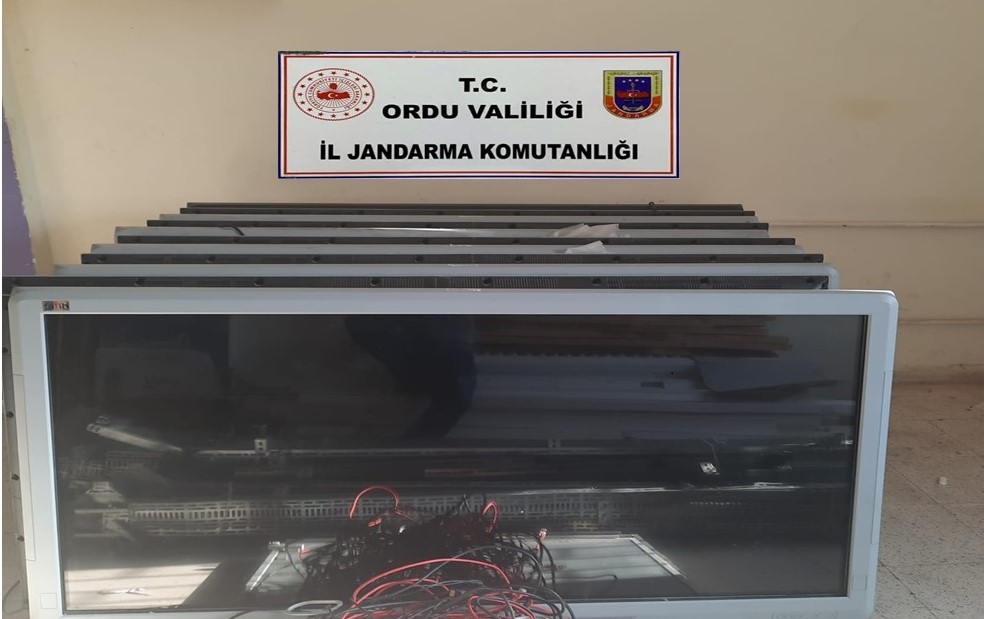 Pes dedirten hırsızlık: 400 bin liralık 'akıllı tahtaları' çaldılar