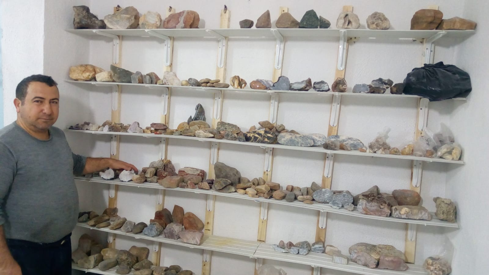 Dağlardan topladığı taş parçalarını göz alıcı güzelliğe dönüştürüyor