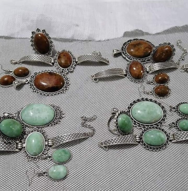 Dağlardan topladığı taş parçalarını göz alıcı güzelliğe dönüştürüyor