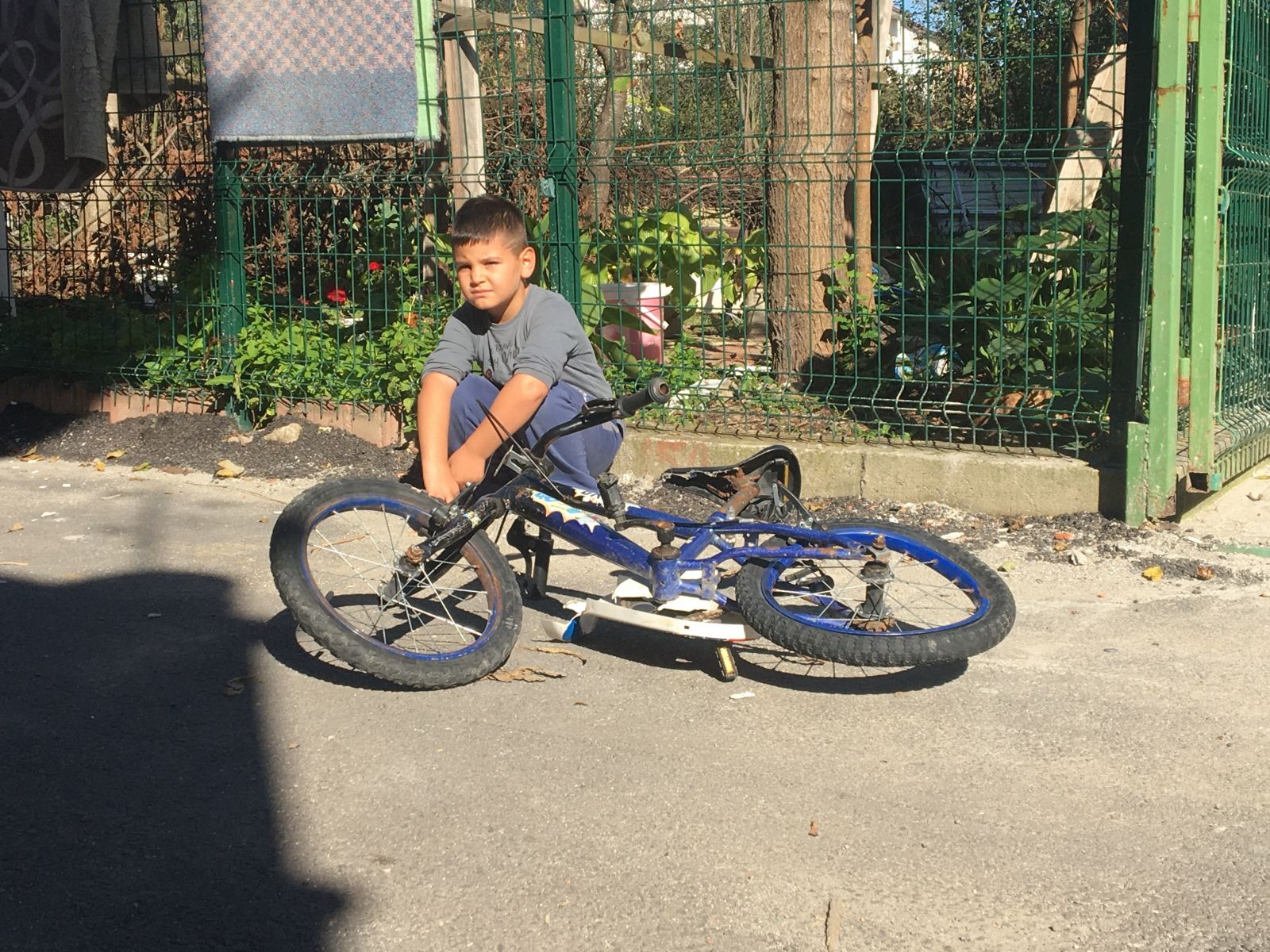 Dalgın sürücü çocuğun önündeki bisikleti ezerek yoluna devam etti Dalgın sürücü çocuğun önündeki bisikleti ezerek yoluna devam etti