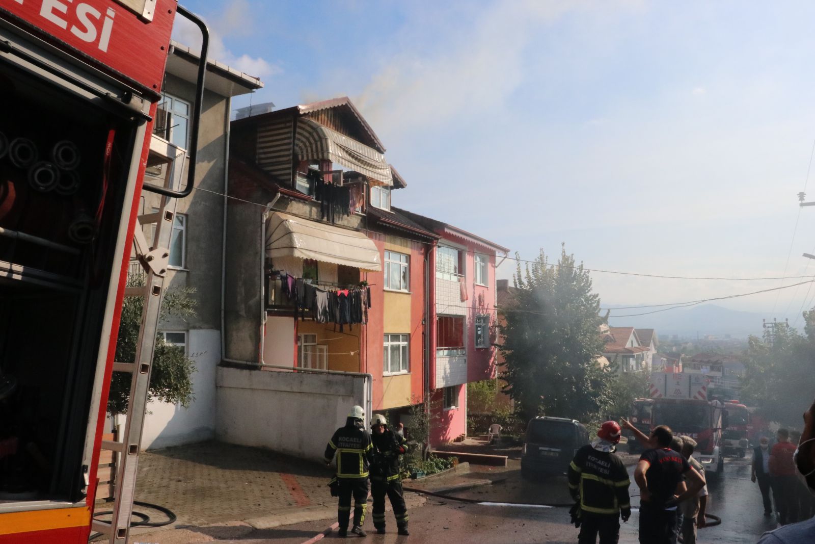 Apartmanda çıkan yangın vatandaşları sokağa döktü Apartmanda çıkan yangın vatandaşları sokağa döktü