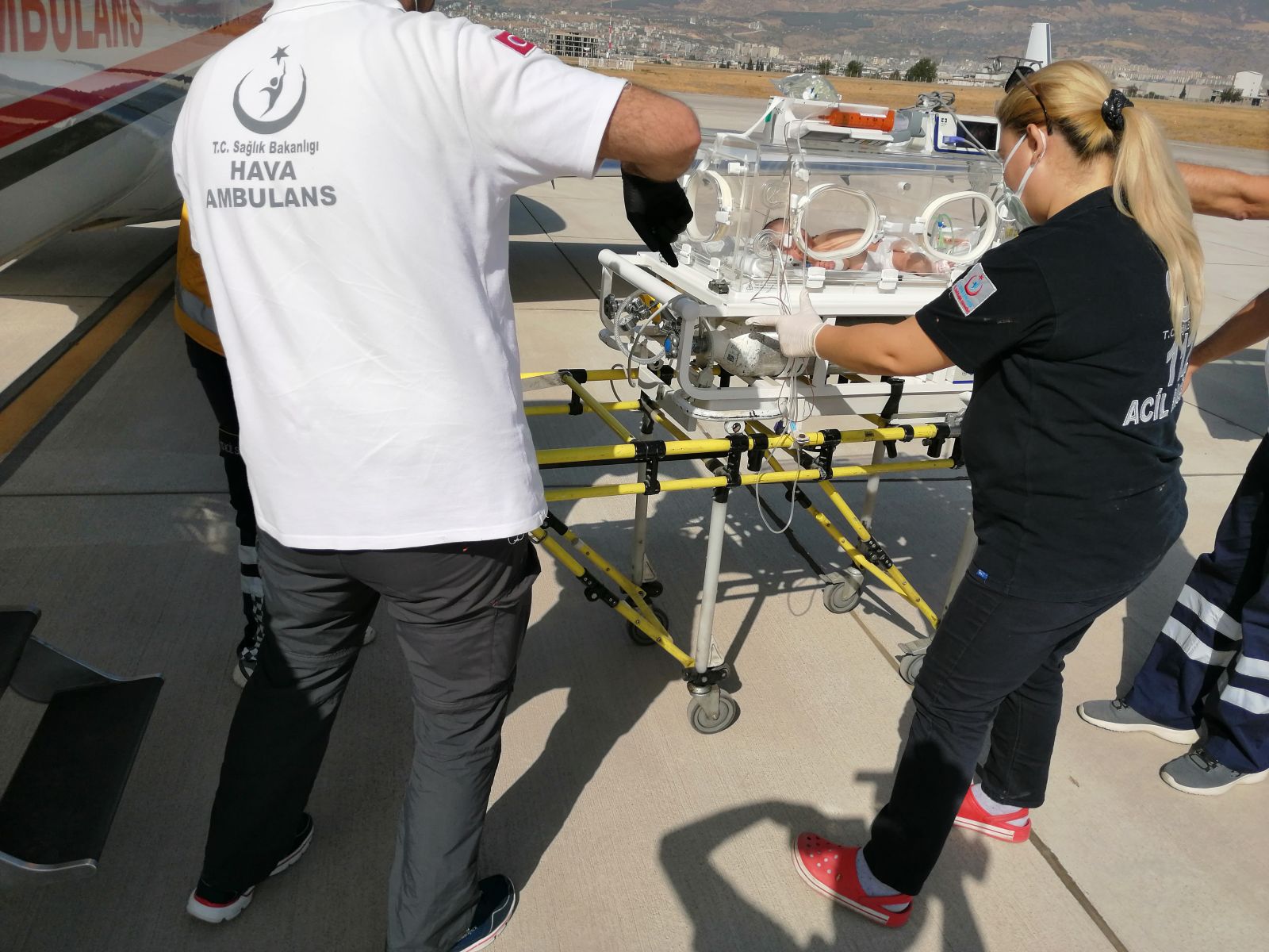 Ambulans uçak farklı illerdeki iki bebek için havalandı