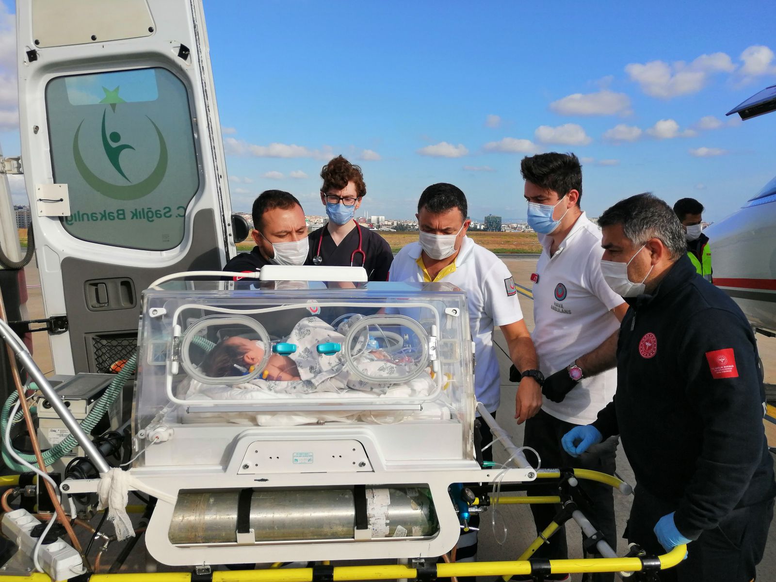 Ambulans uçak farklı illerdeki iki bebek için havalandı