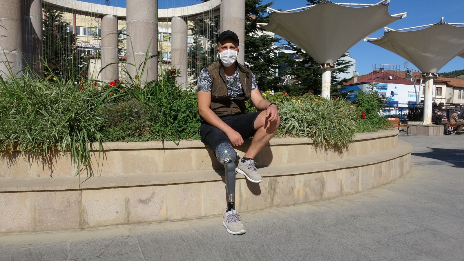 Üniversite eğitimi yarım kaldı, bacağını kaybetti ama yaşama azmini kaybetmedi
