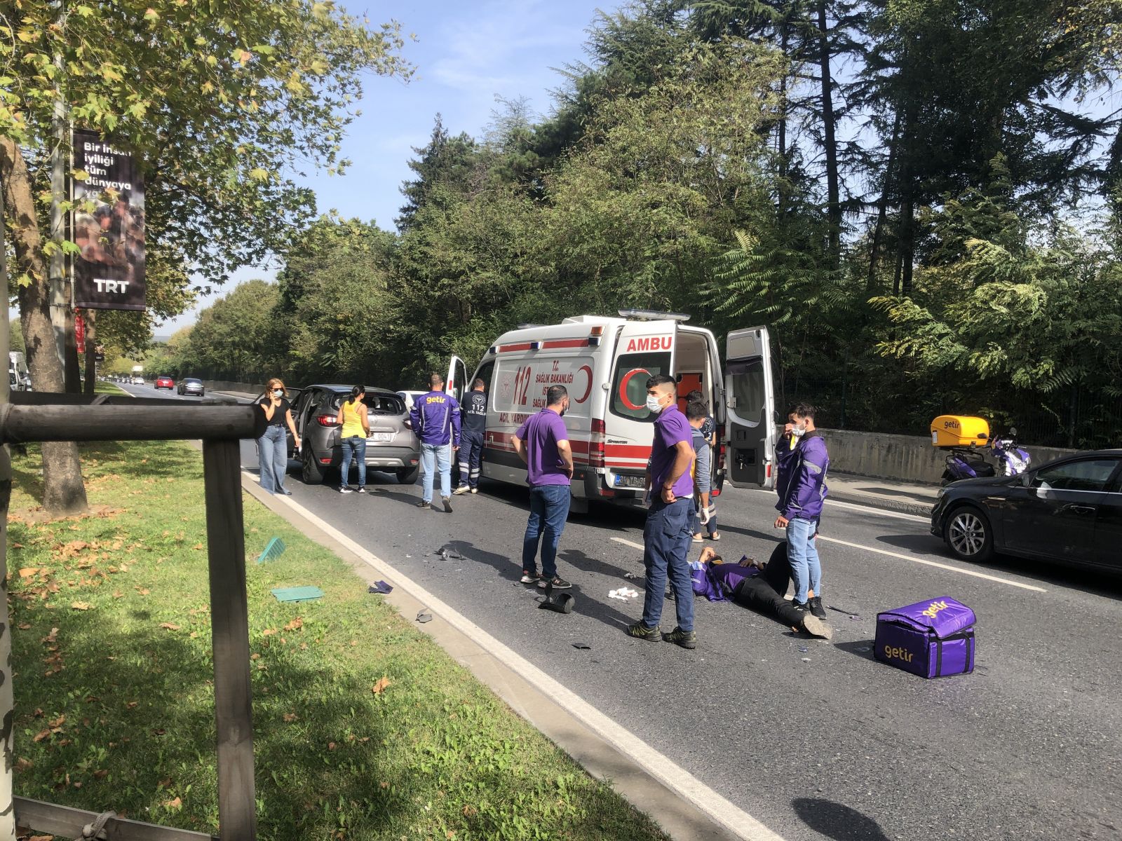 İstanbul’un göbeğinde feci kaza: Kurye yerdeyken sürücü paspasları temizledi