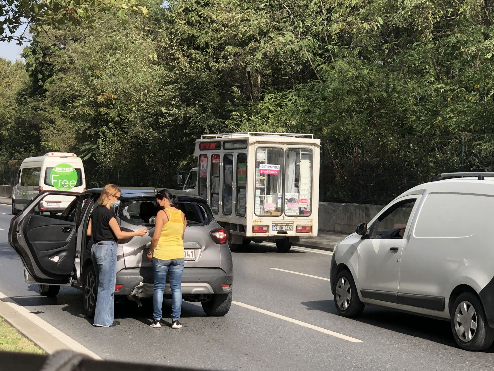 İstanbul’un göbeğinde feci kaza: Kurye yerdeyken sürücü paspasları temizledi