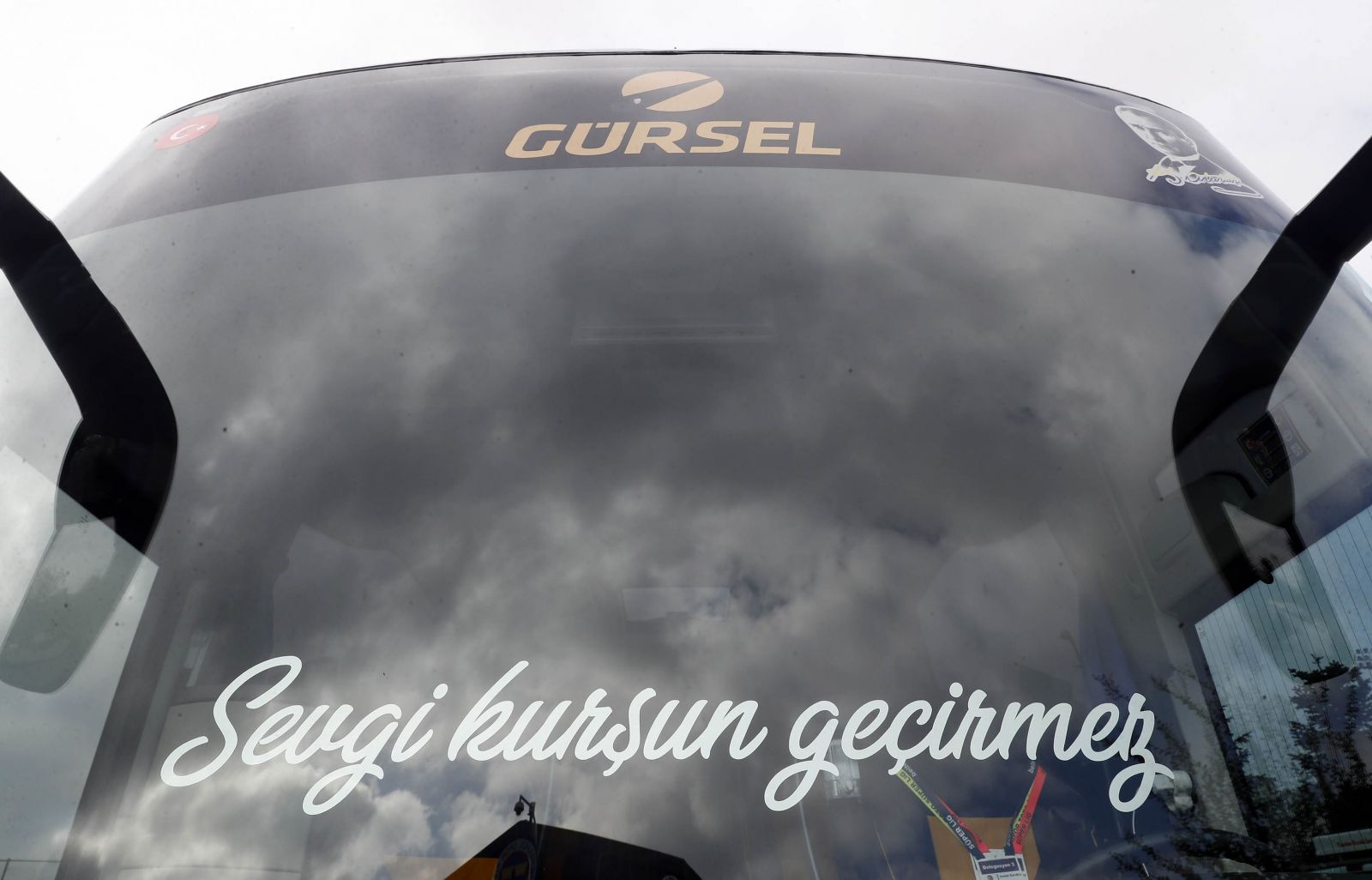 Fenerbahçeli taraftarların seçtiği takım otobüsünde 4 Nisan vurgusu