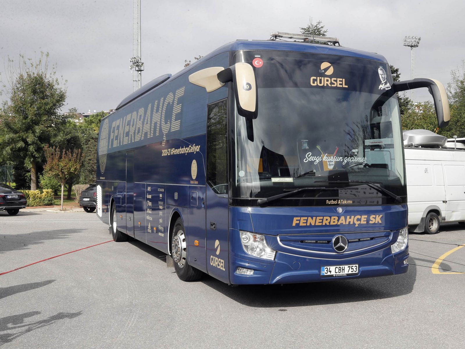 Fenerbahçeli taraftarların seçtiği takım otobüsünde 4 Nisan vurgusu