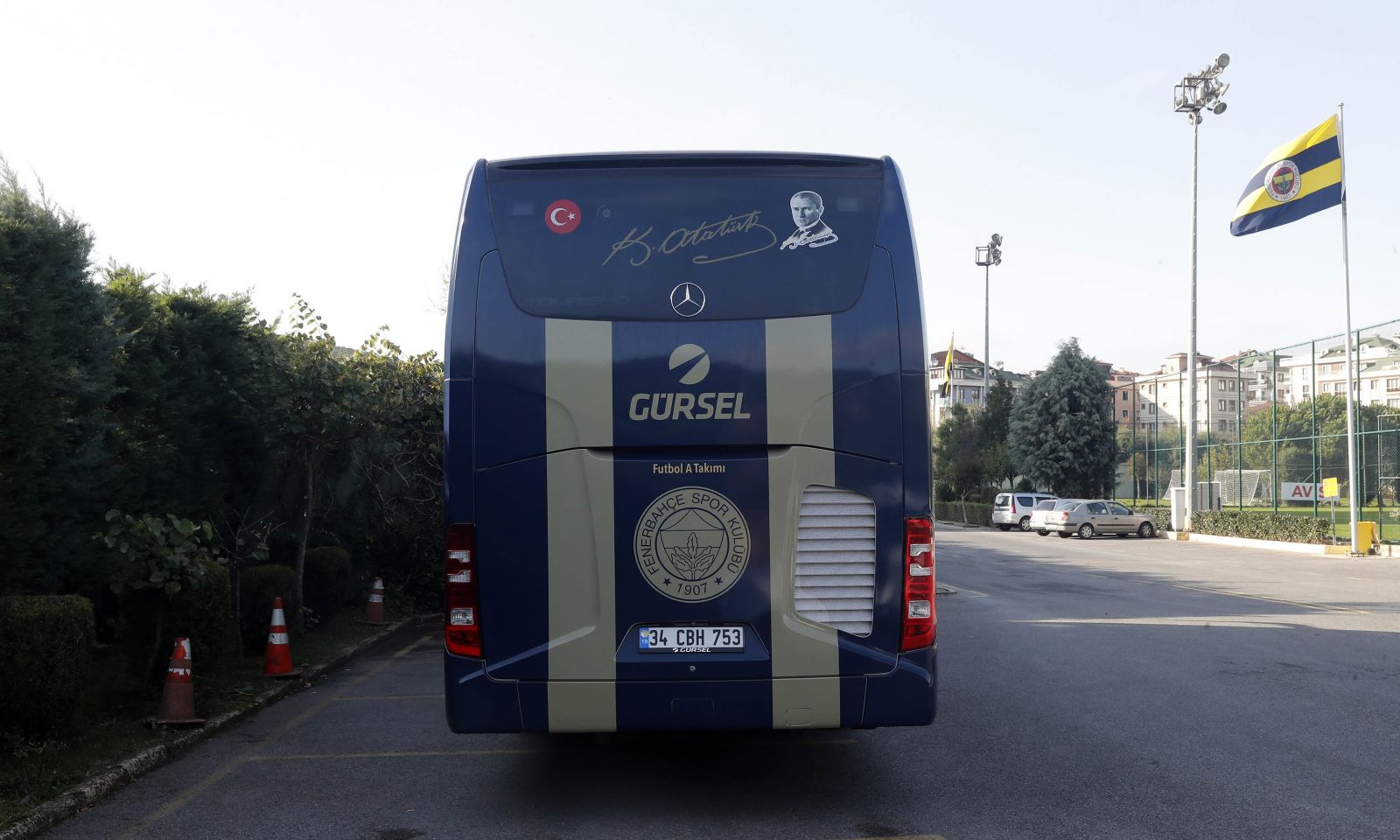 Fenerbahçeli taraftarların seçtiği takım otobüsünde 4 Nisan vurgusu