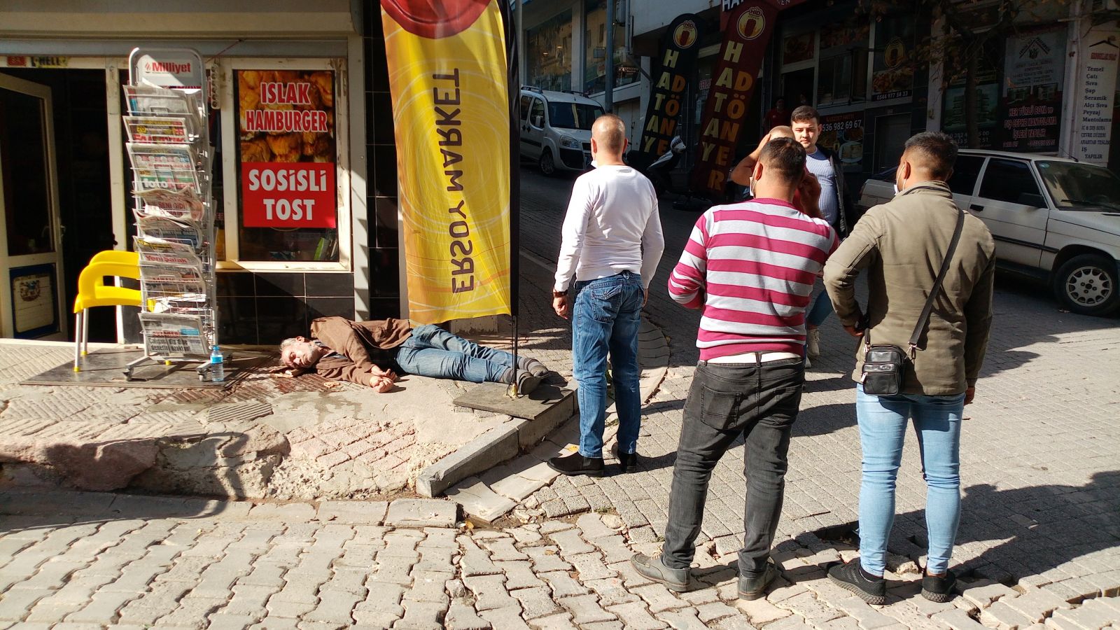 Nöbet geçiren adamın talihsiz anı: Görenler dondu kaldı Nöbet geçiren adamın talihsiz anı: Görenler dondu kaldı