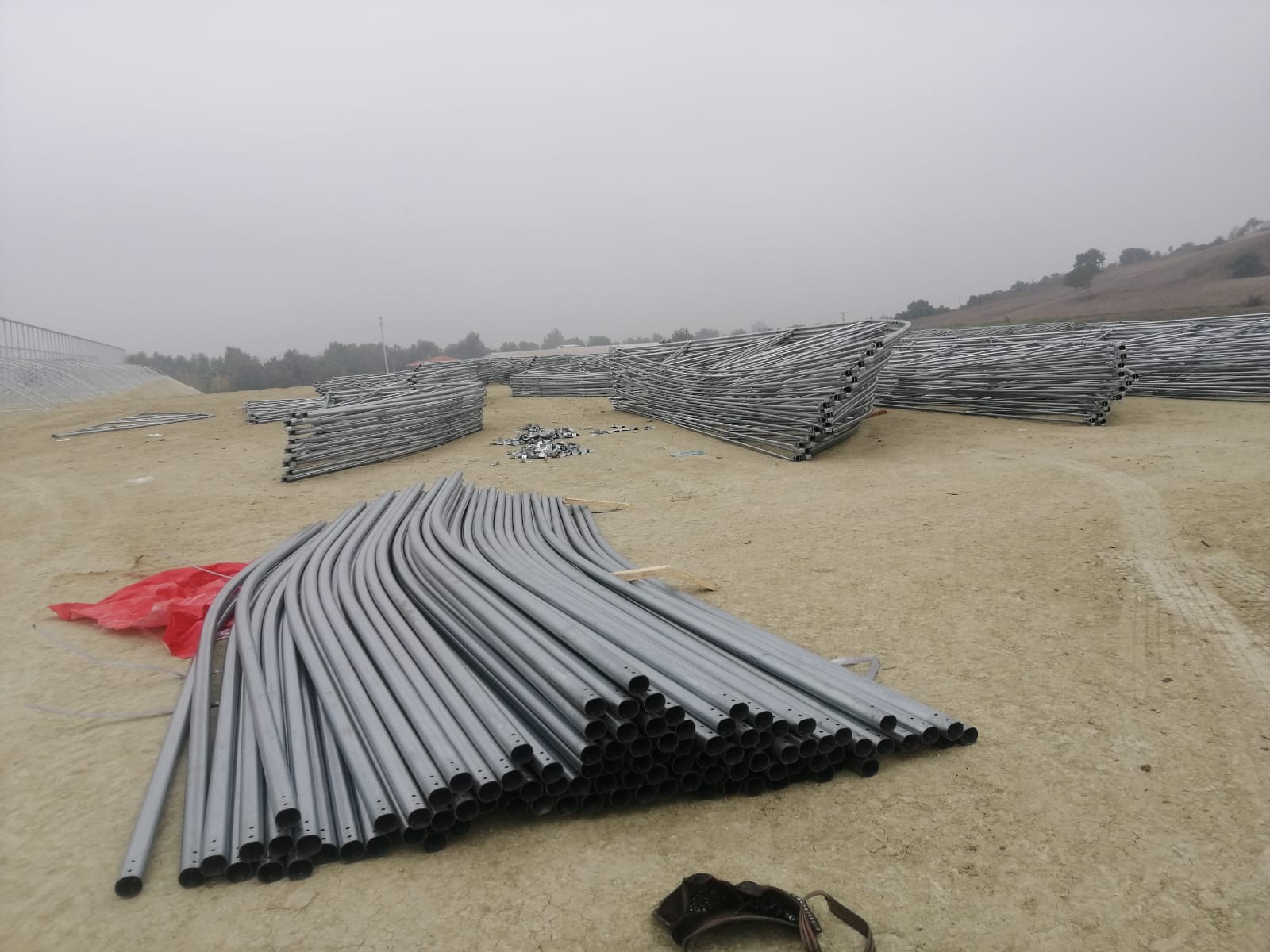 Tır şoförü demirlerin altında kaldı, hayatını kaybetti Tır şoförü demirlerin altında kaldı, hayatını kaybetti