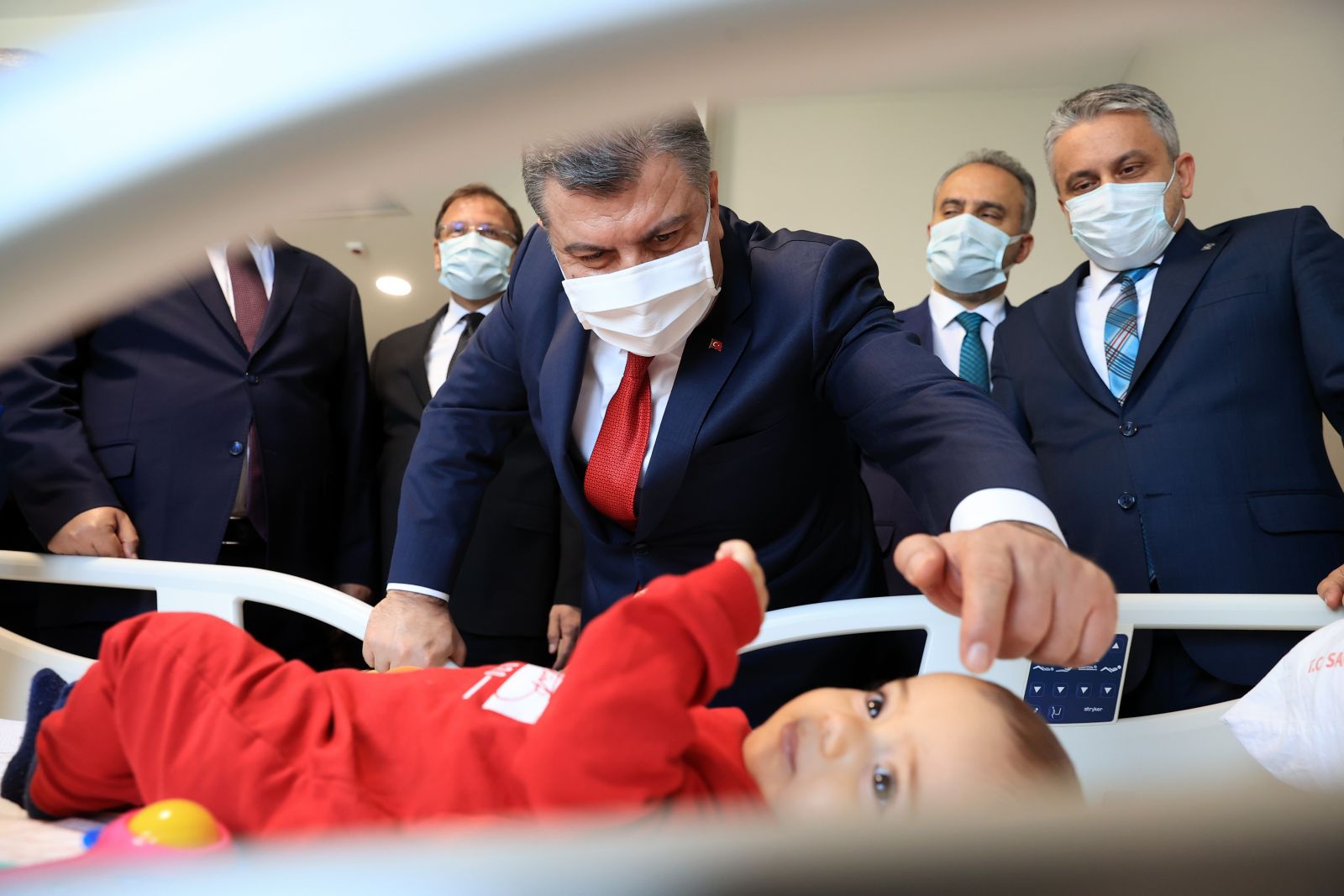 Bakan Koca'dan hastalara sürpriz ziyaret