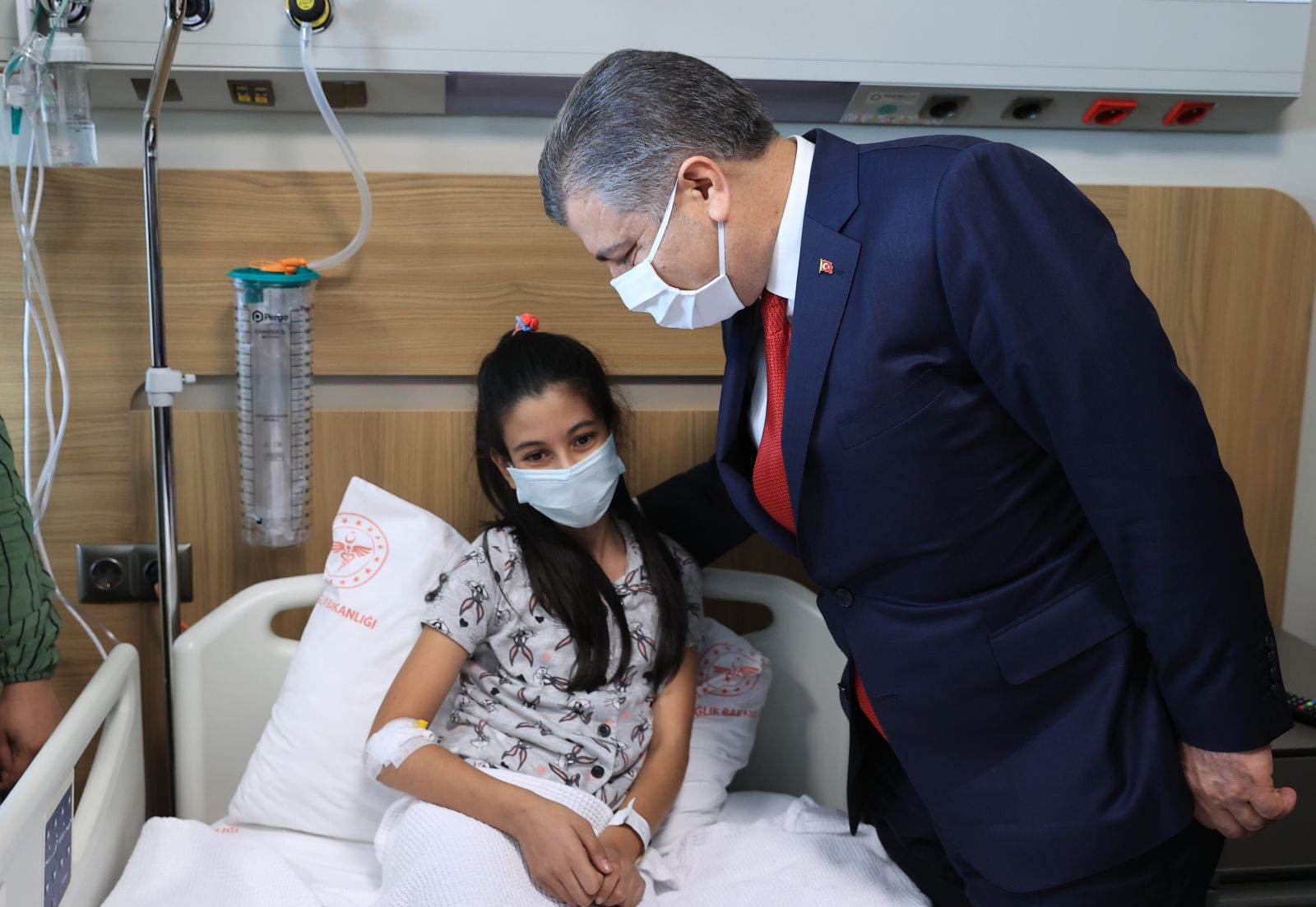 Bakan Koca'dan hastalara sürpriz ziyaret