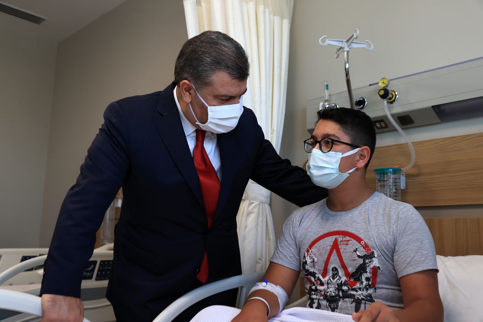 Bakan Koca'dan hastalara sürpriz ziyaret