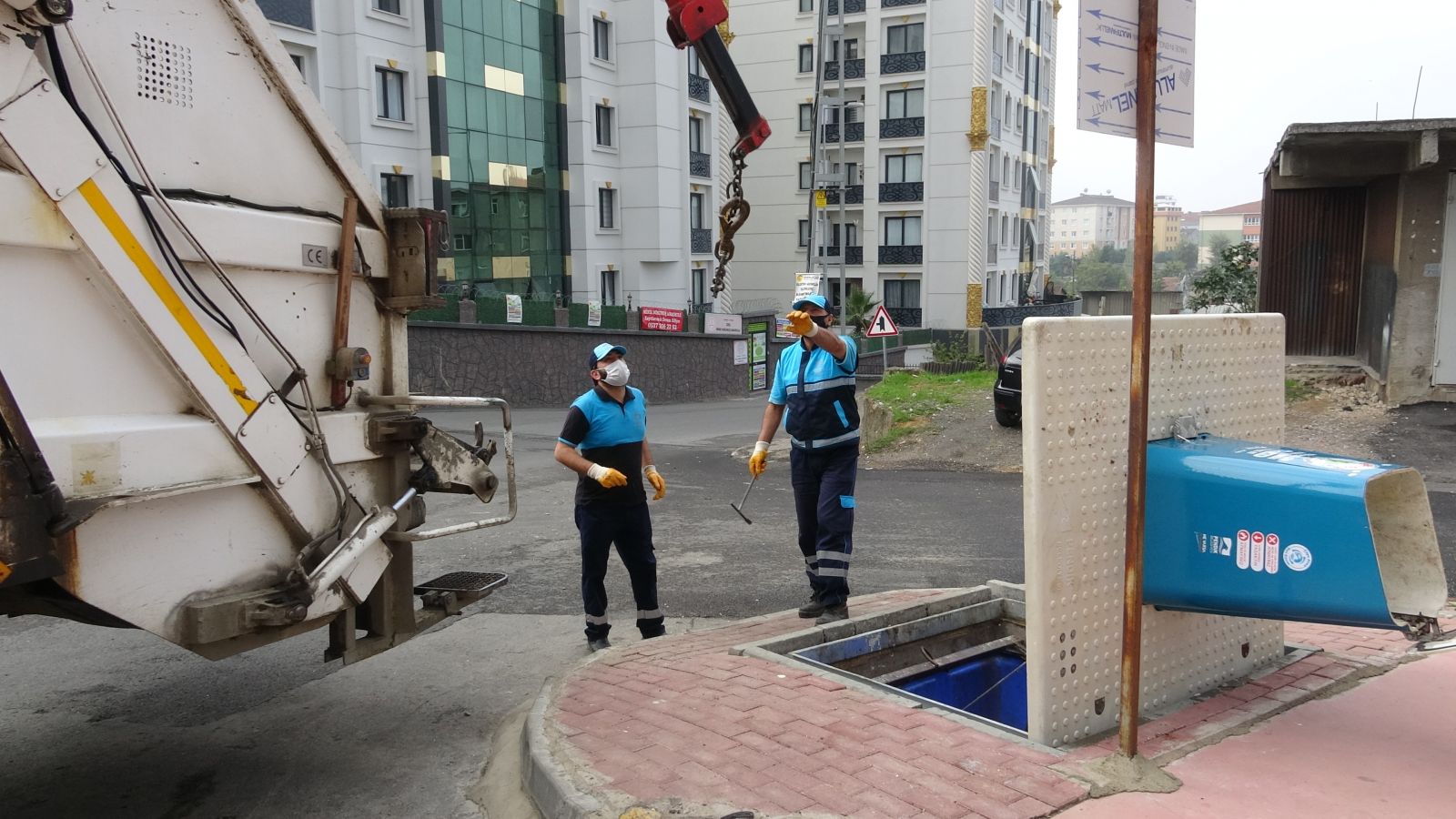 Yavru kediyi kurtarmak için gösterdiği çaba yürekleri ısıttı