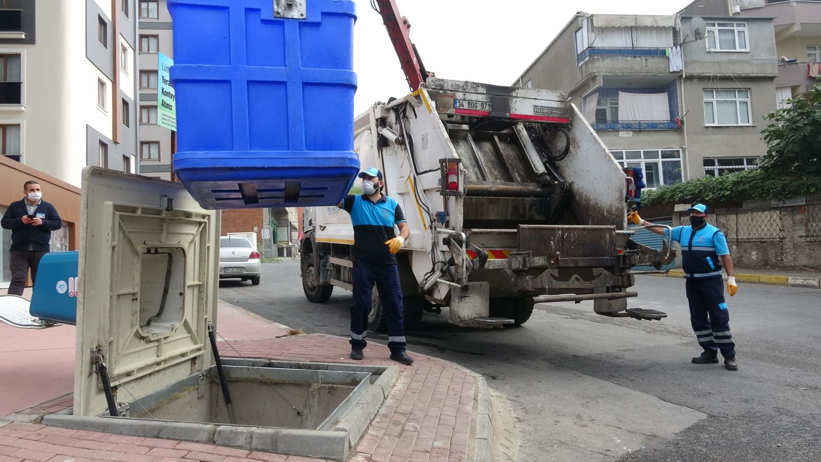 Yavru kediyi kurtarmak için gösterdiği çaba yürekleri ısıttı