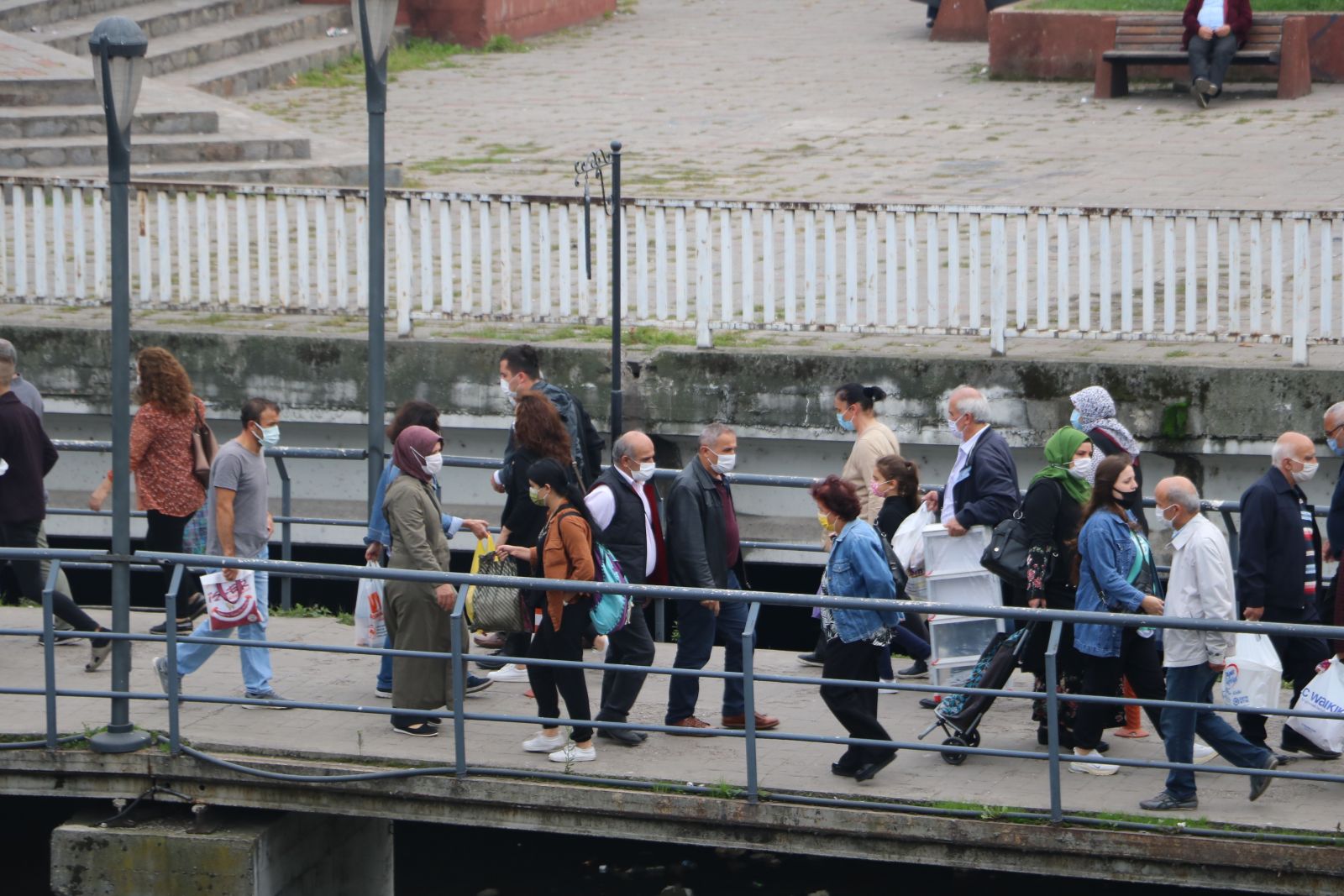 Zonguldak’ta korkutan manzara! Sosyal mesafe hiçe sayıldı