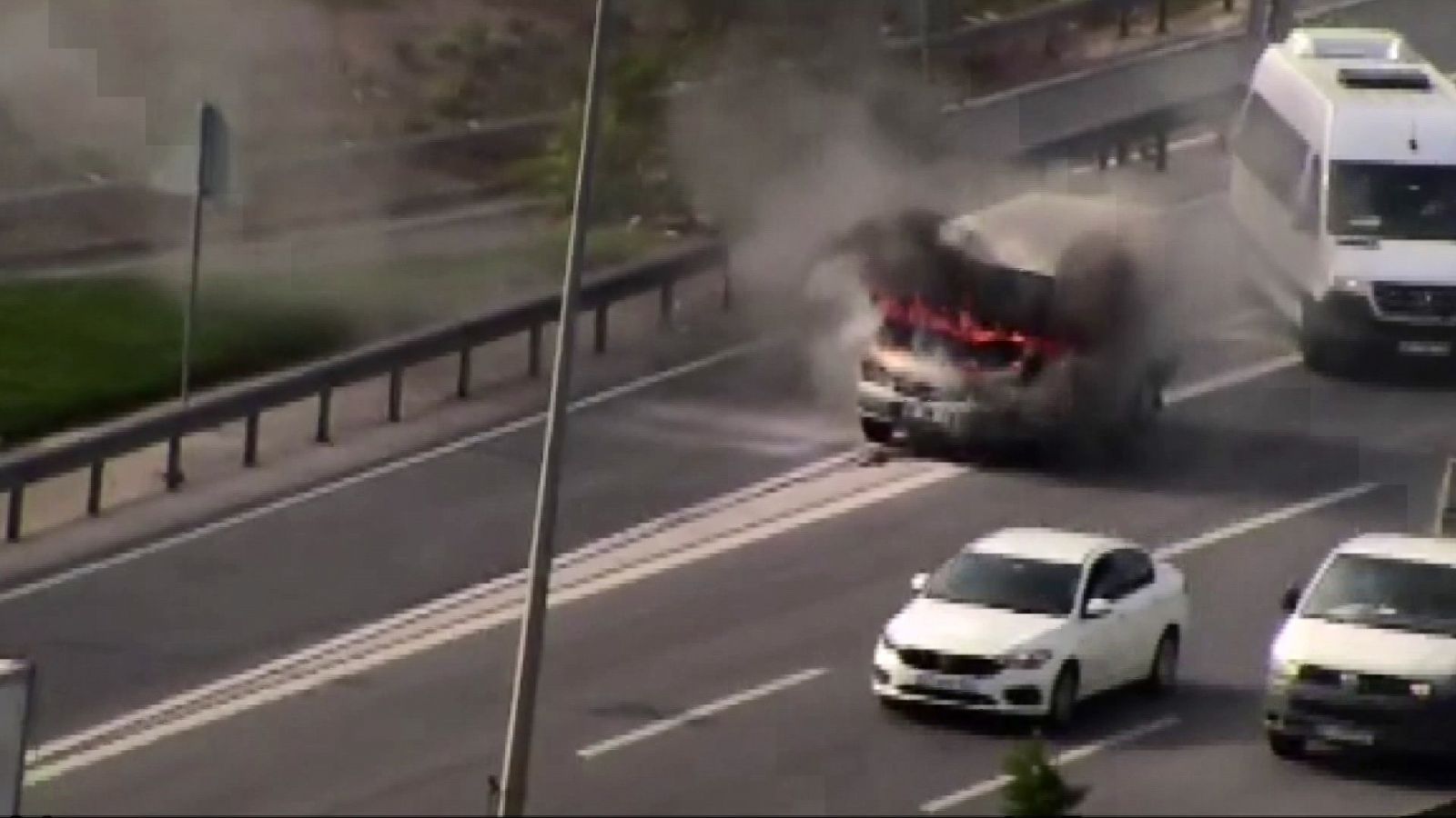 Yanan ekmek teknesini gözyaşları içerisinde izledi