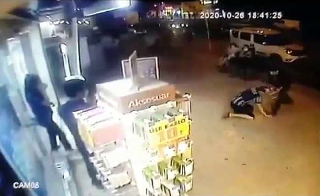 İşitme engelli adama cadde ortasında feci dayak