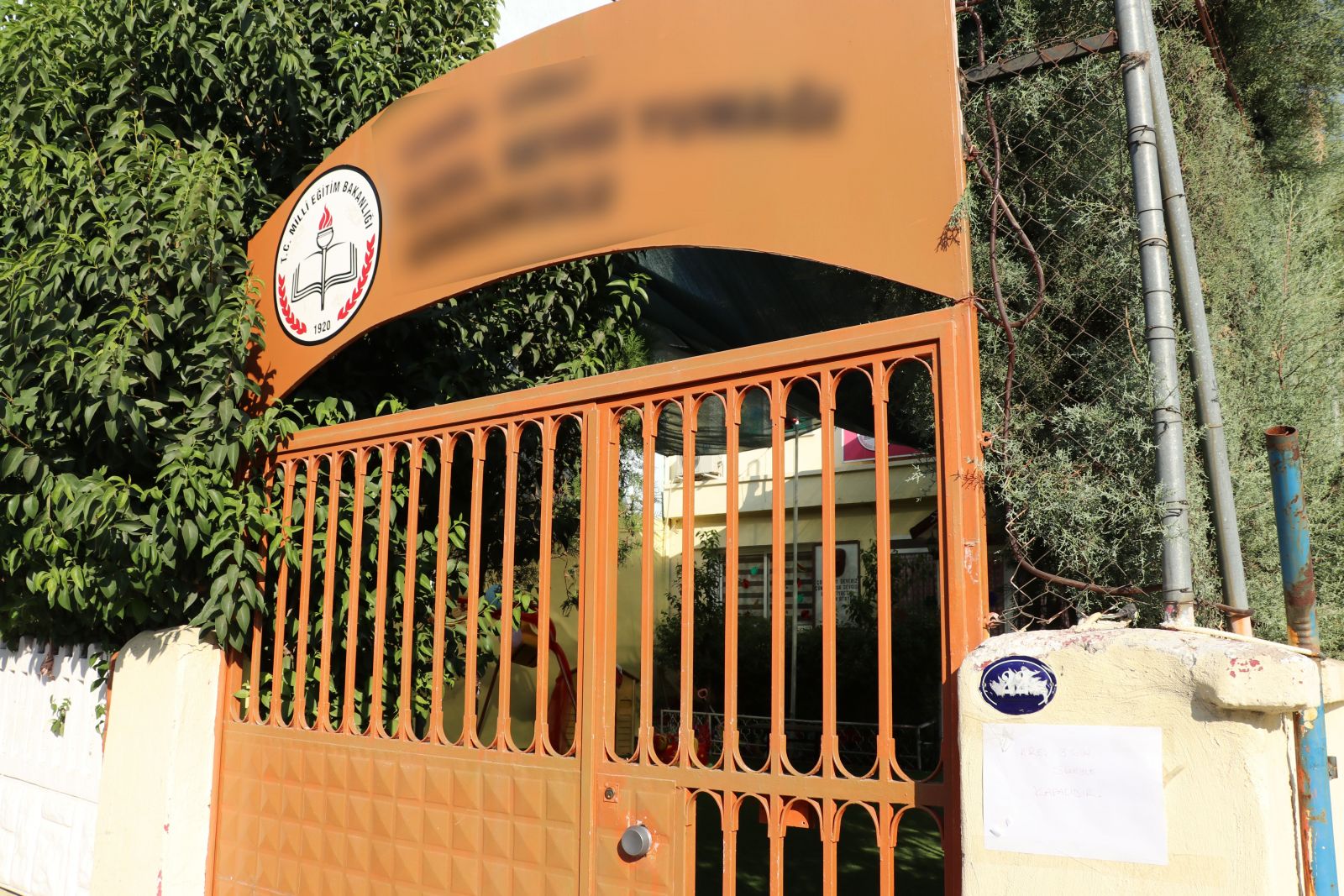 Serviste unutularak hayatını kaybeden Alperen'in okulu kapatıldı