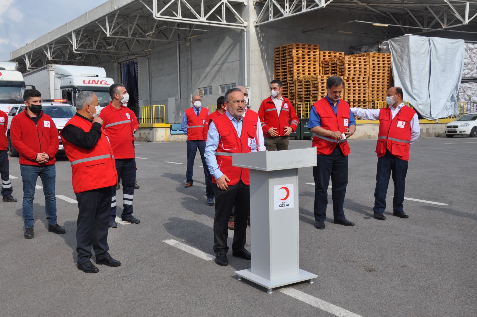 Kardeş Azerbaycan'a yardım eli: 11 tır yola çıktı Kardeş Azerbaycan'a yardım eli: 11 tır yola çıktı