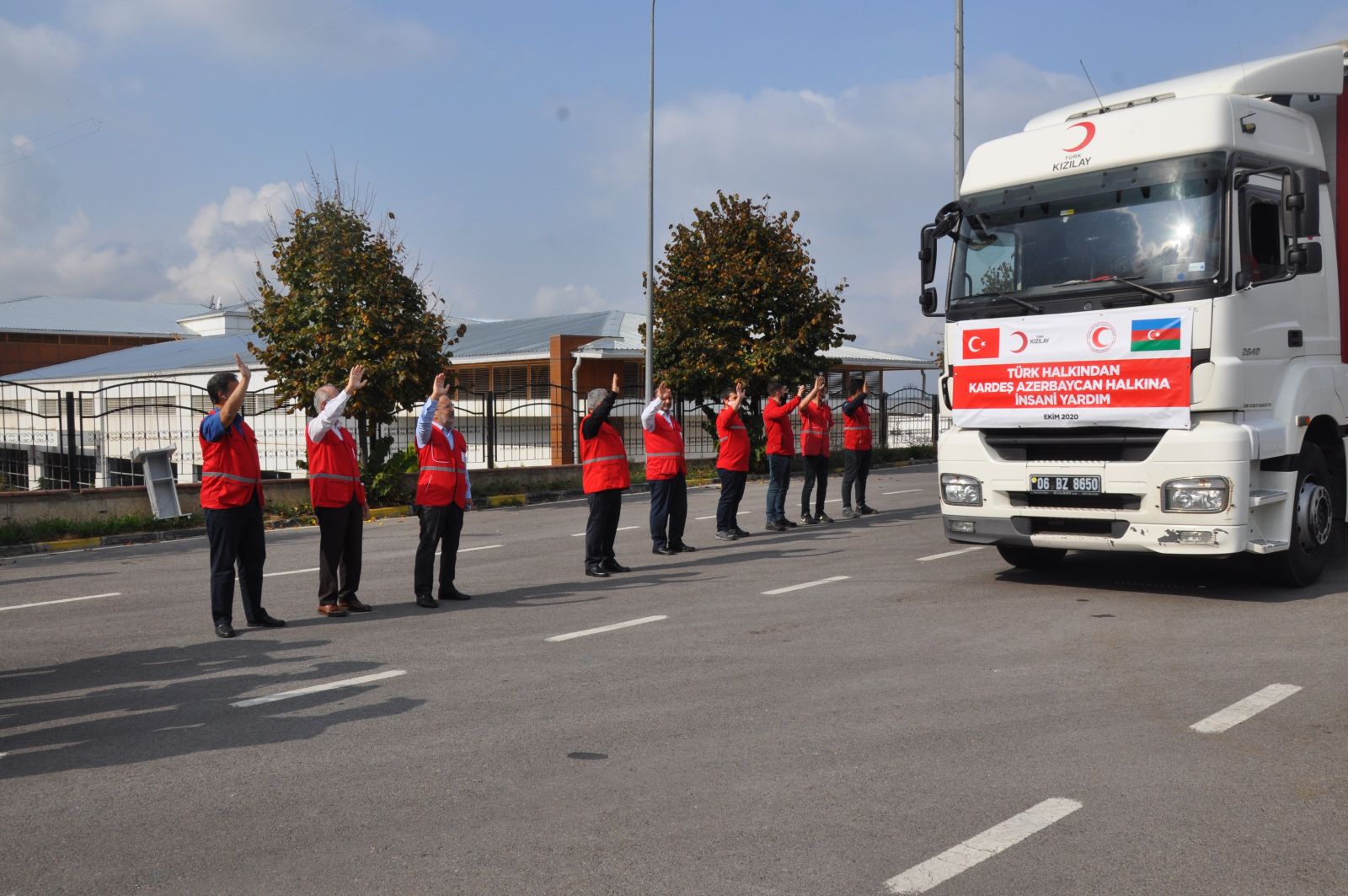 Kardeş Azerbaycan'a yardım eli: 11 tır yola çıktı Kardeş Azerbaycan'a yardım eli: 11 tır yola çıktı