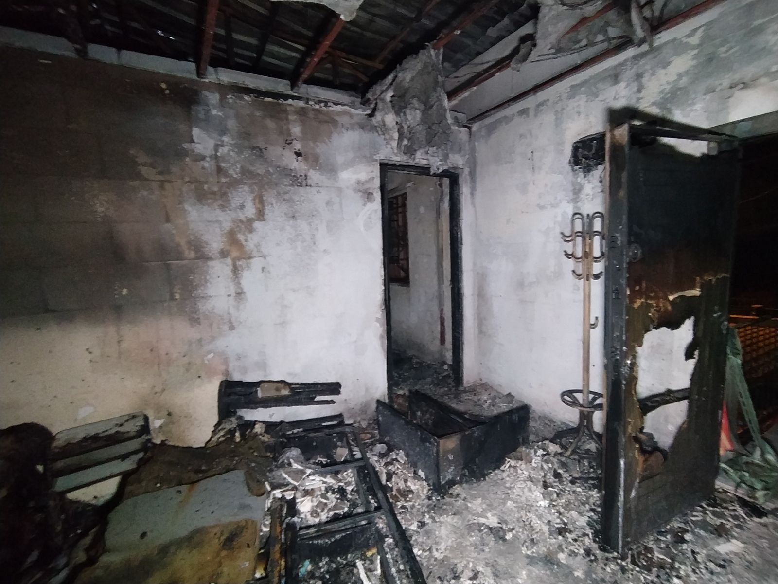 Annesinin evini benzin dökerek ateşe verdi