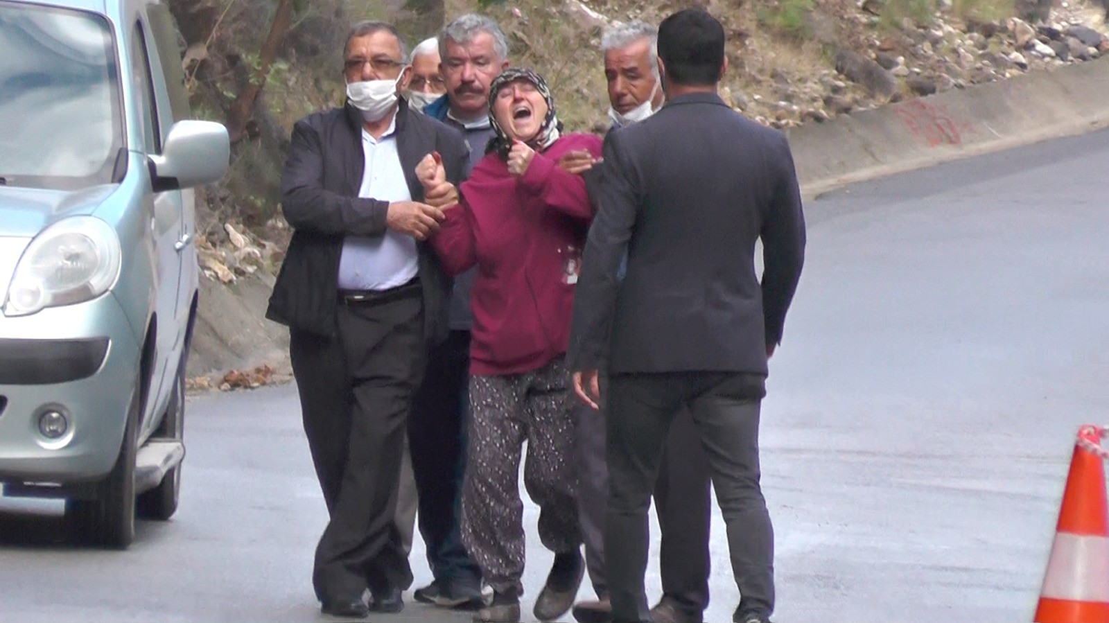 Eşinin ölüm haberini aldı, olay yerinde gözyaşlarına boğuldu