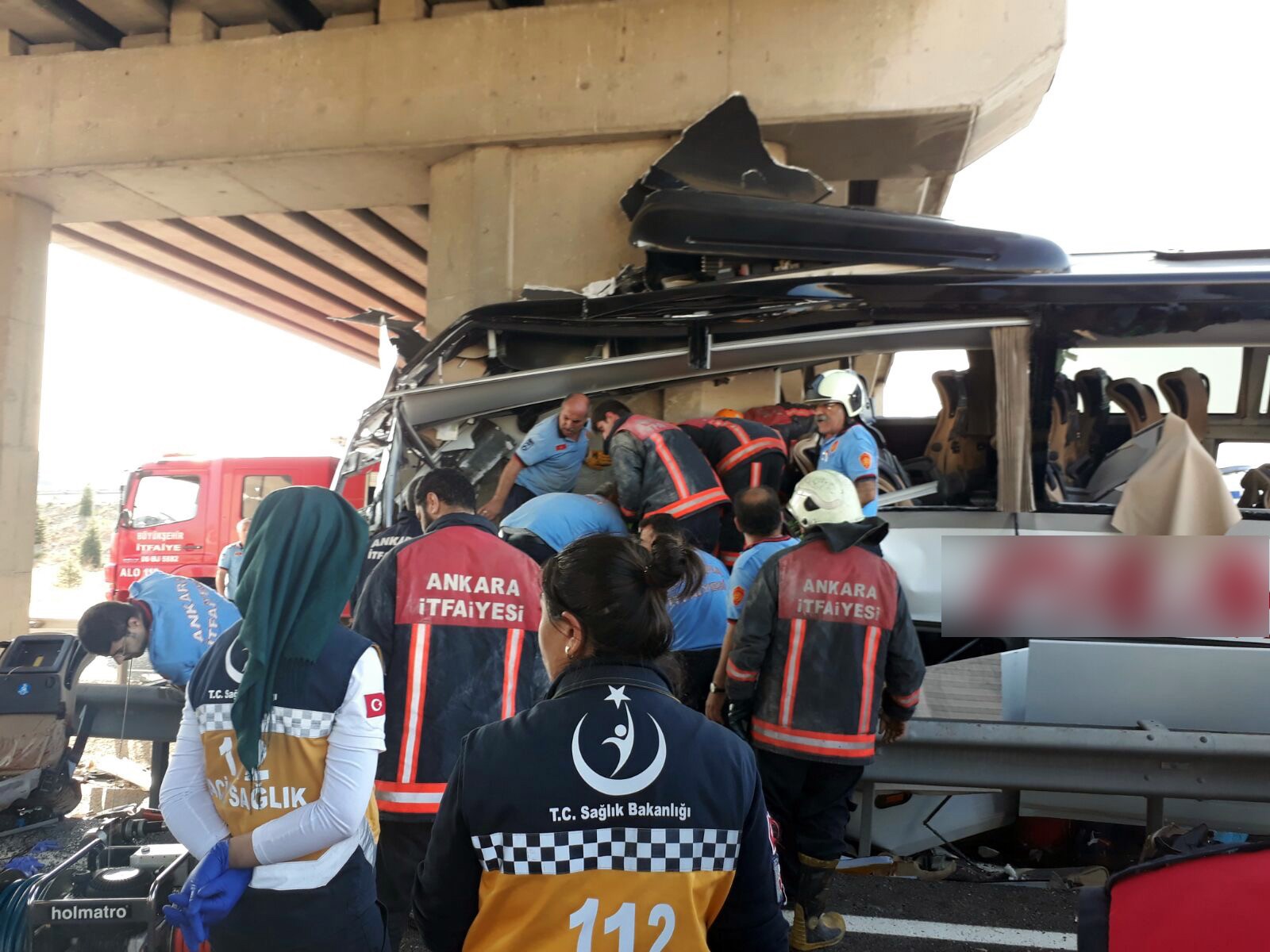 Otobüs köprü ayağına çarptı: Çok sayıda ölü ve yaralı var
