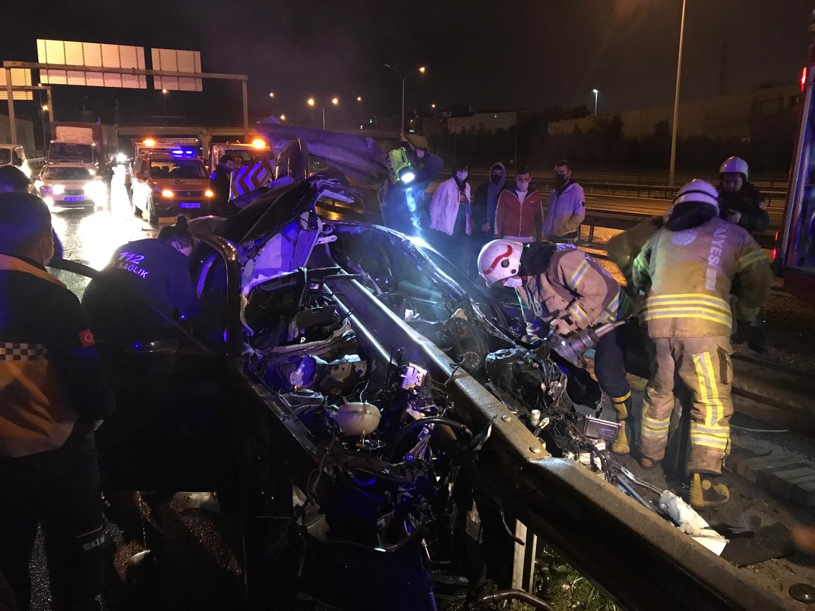 Kontrolden çıkan otomobil bariyere ok gibi saplandı: 1 ölü