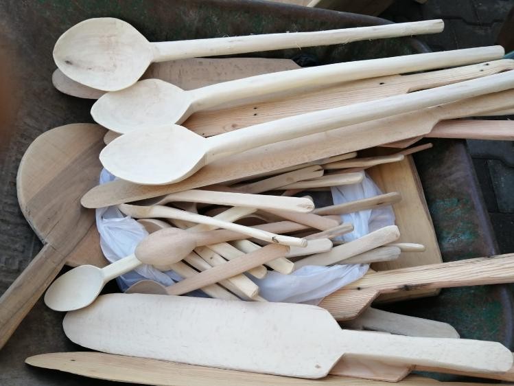 88 yaşında tahtadan yaptığı kaşıkları satarak ailesini geçindiriyor