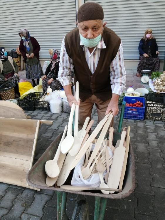 88 yaşında tahtadan yaptığı kaşıkları satarak ailesini geçindiriyor