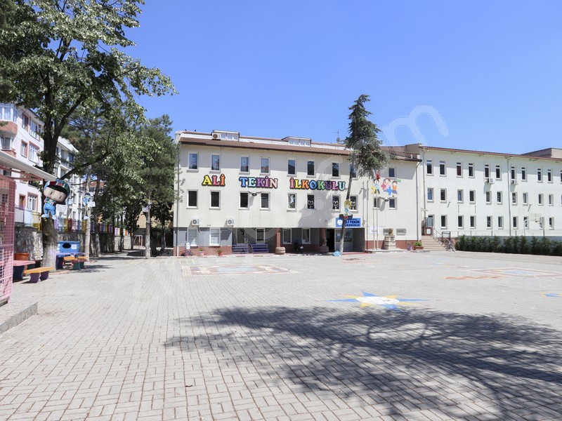 Okul önünde oğlunun öğretmenine saldırdı