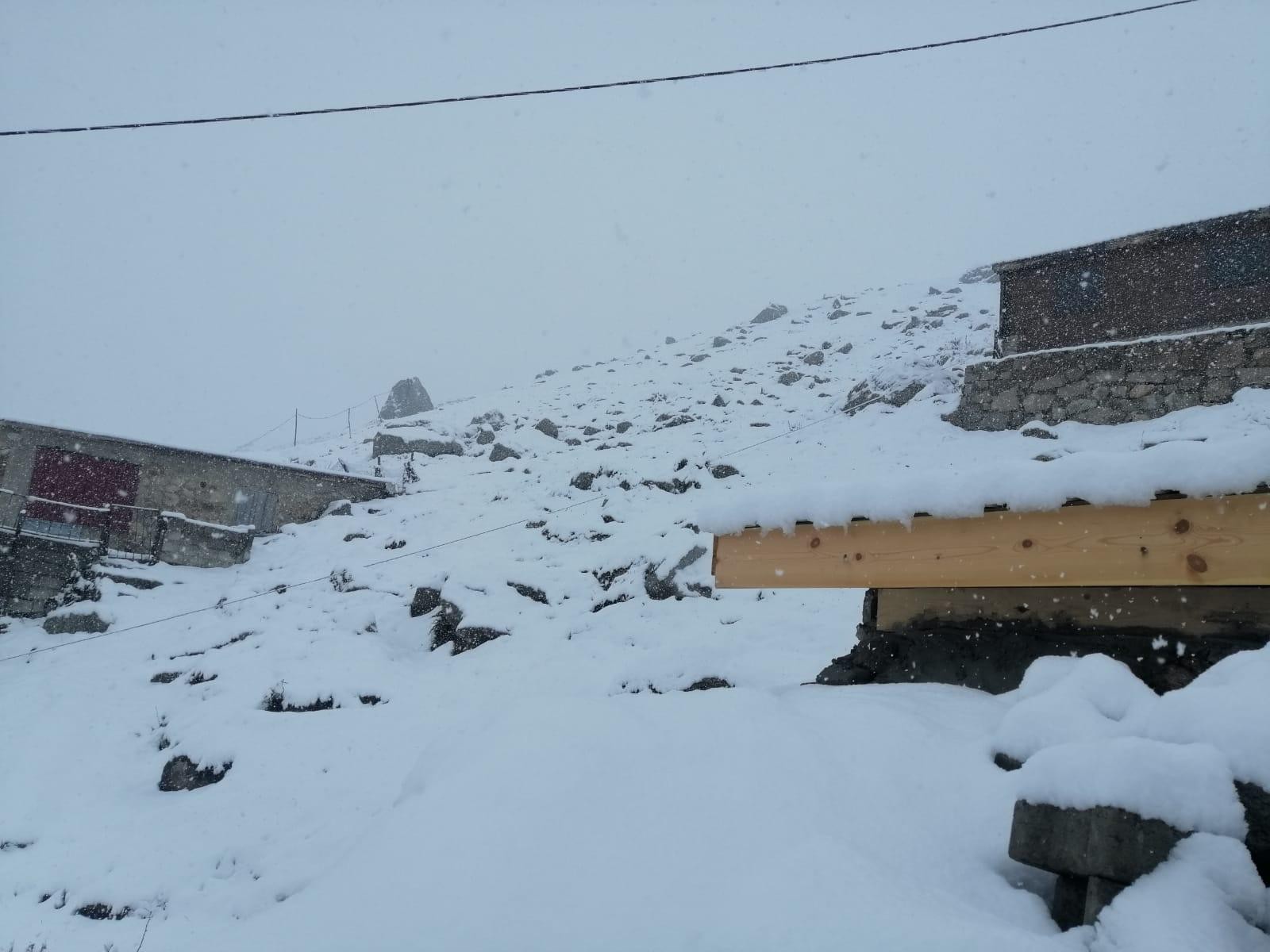 Kar Rize'nin yaylalarını beyaza bürüdü Kar Rize'nin yaylalarını beyaza bürüdü