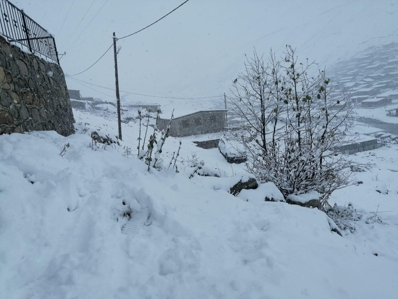 Kar Rize'nin yaylalarını beyaza bürüdü Kar Rize'nin yaylalarını beyaza bürüdü