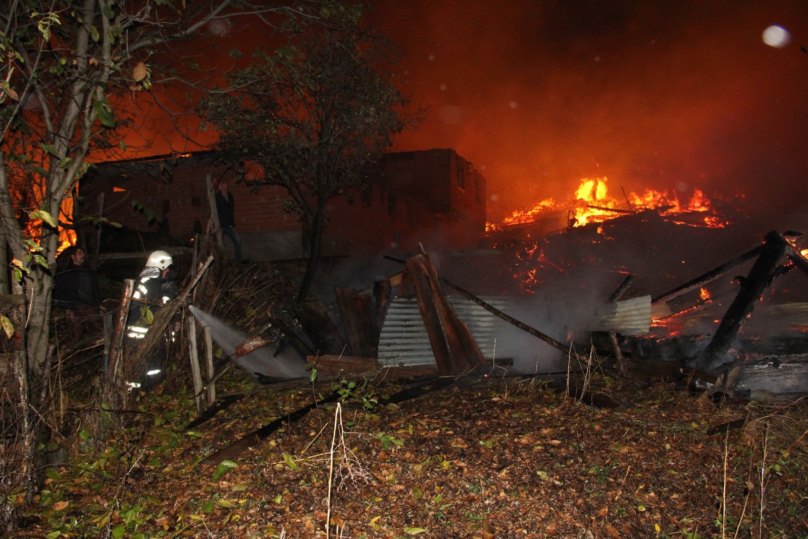 14 haneli köyde 10 ev ve bir cami alevlere teslim oldu