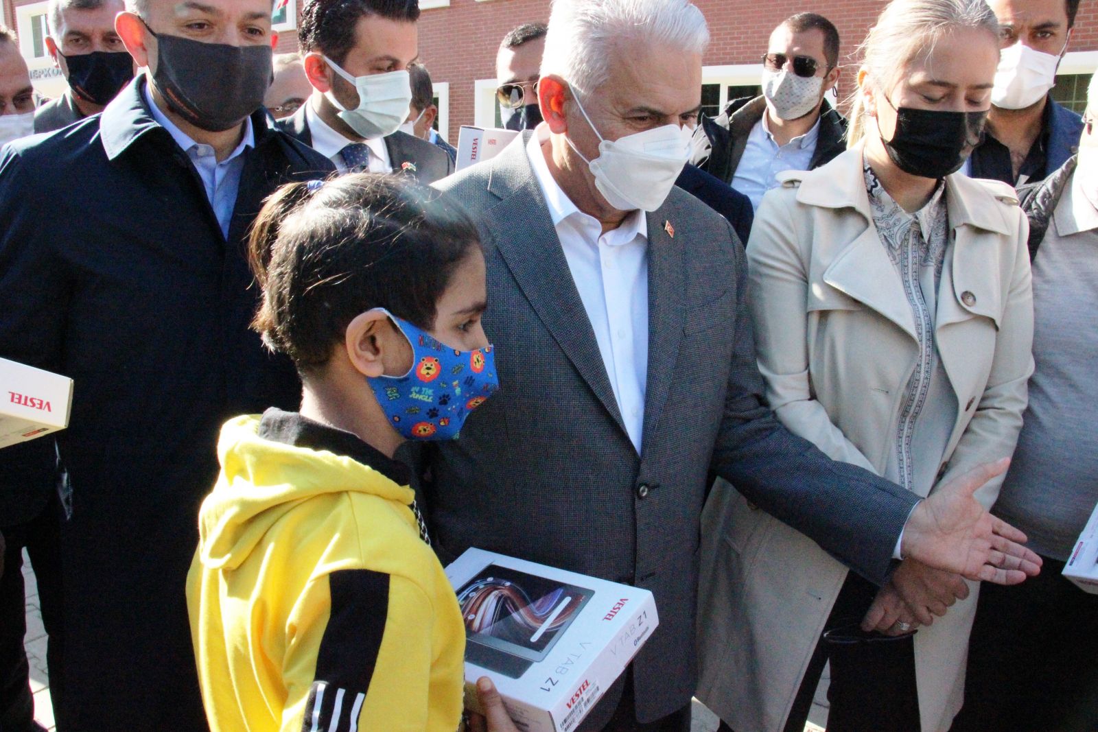 Bakan Pakdemirli ve Binali Yıldırım'dan tsunami vuran mahalleye ziyaret