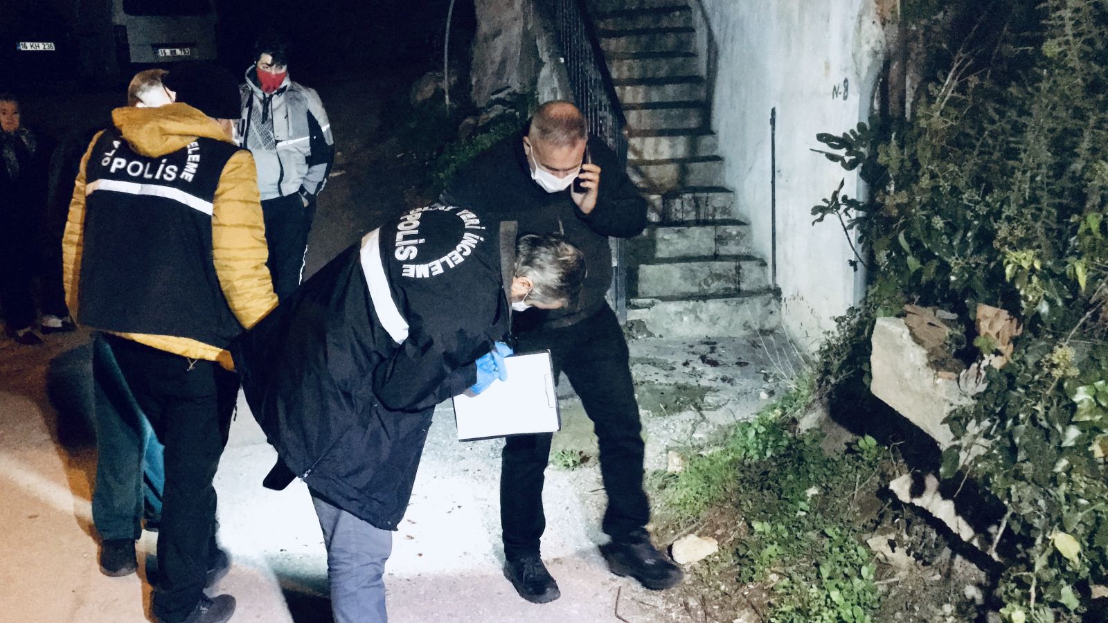 Gece yarısı sokak ortasında silahlı kavga: 1 ağır yaralı