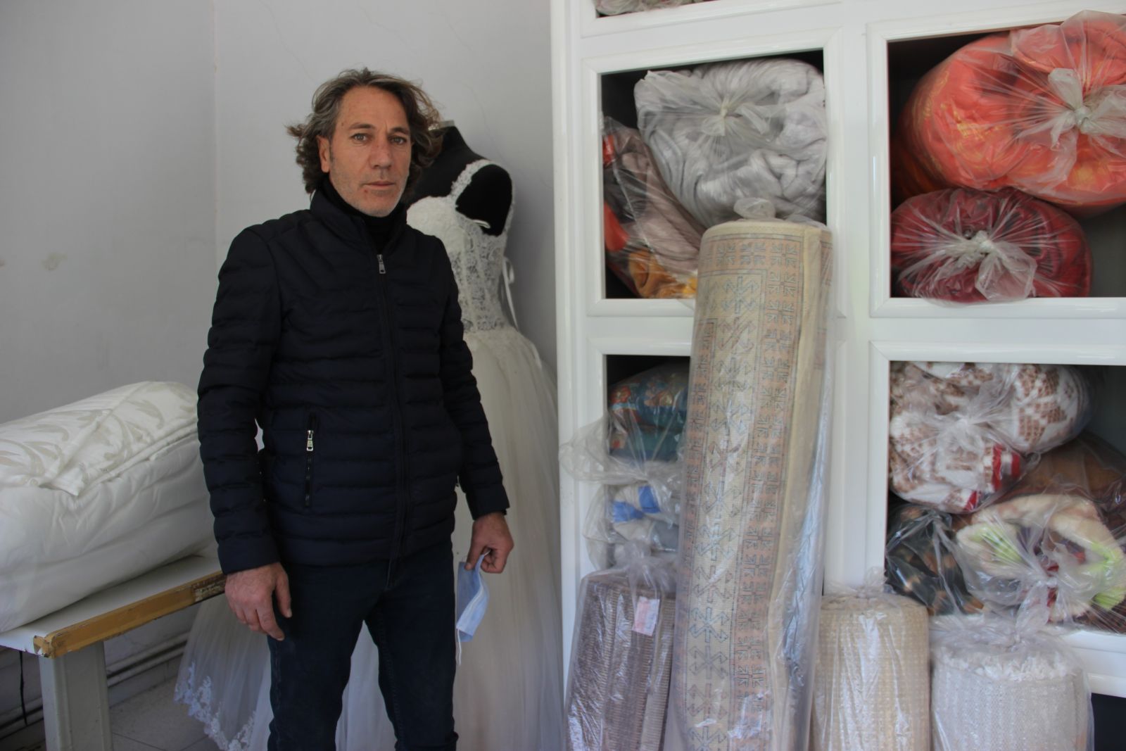 Depremzedelerin eşyaları kuru temizlemecide kaldı