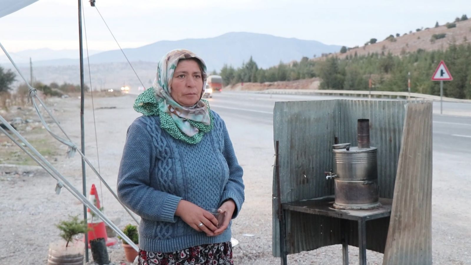 Karayolu kenarında çadırda yaşam mücadelesi veren aile yardım bekliyor