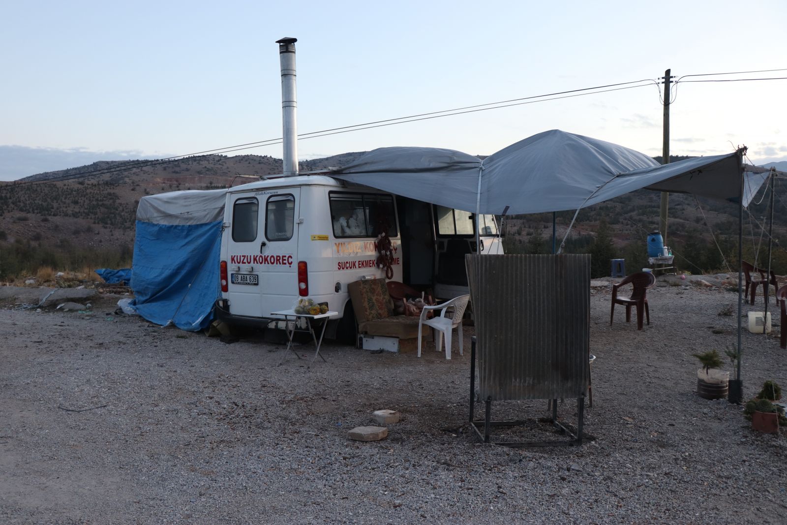 Karayolu kenarında çadırda yaşam mücadelesi veren aile yardım bekliyor