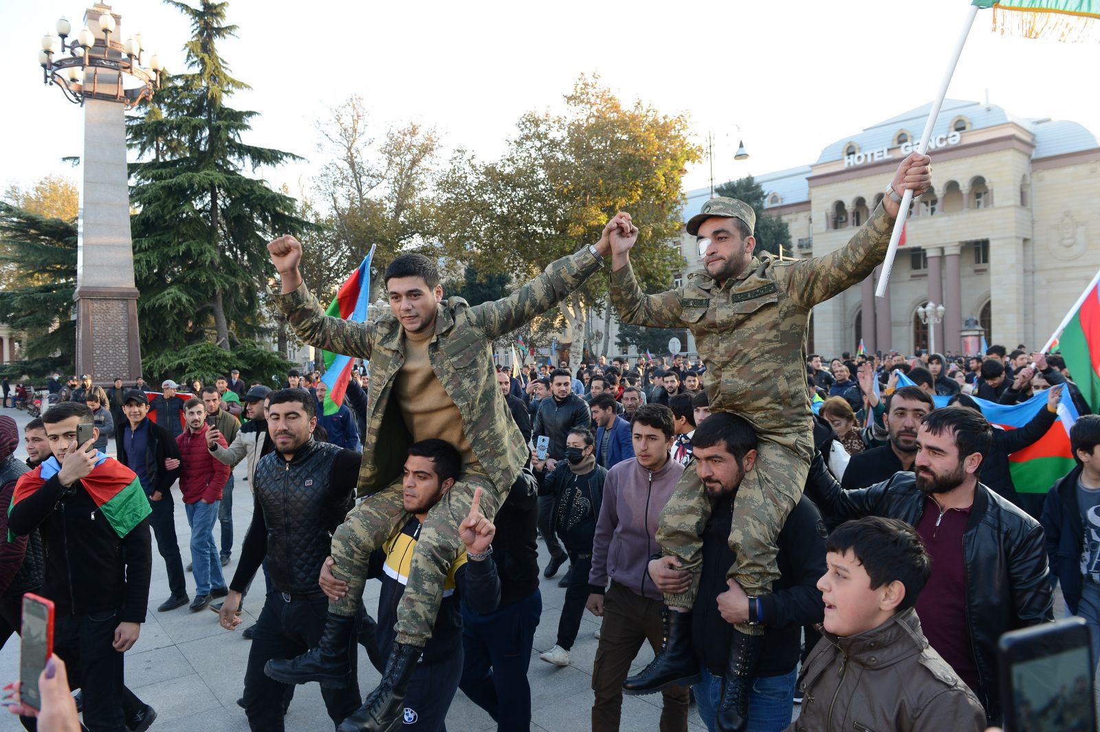 Azerbaycan halkı zaferi coşkuyla kutluyor