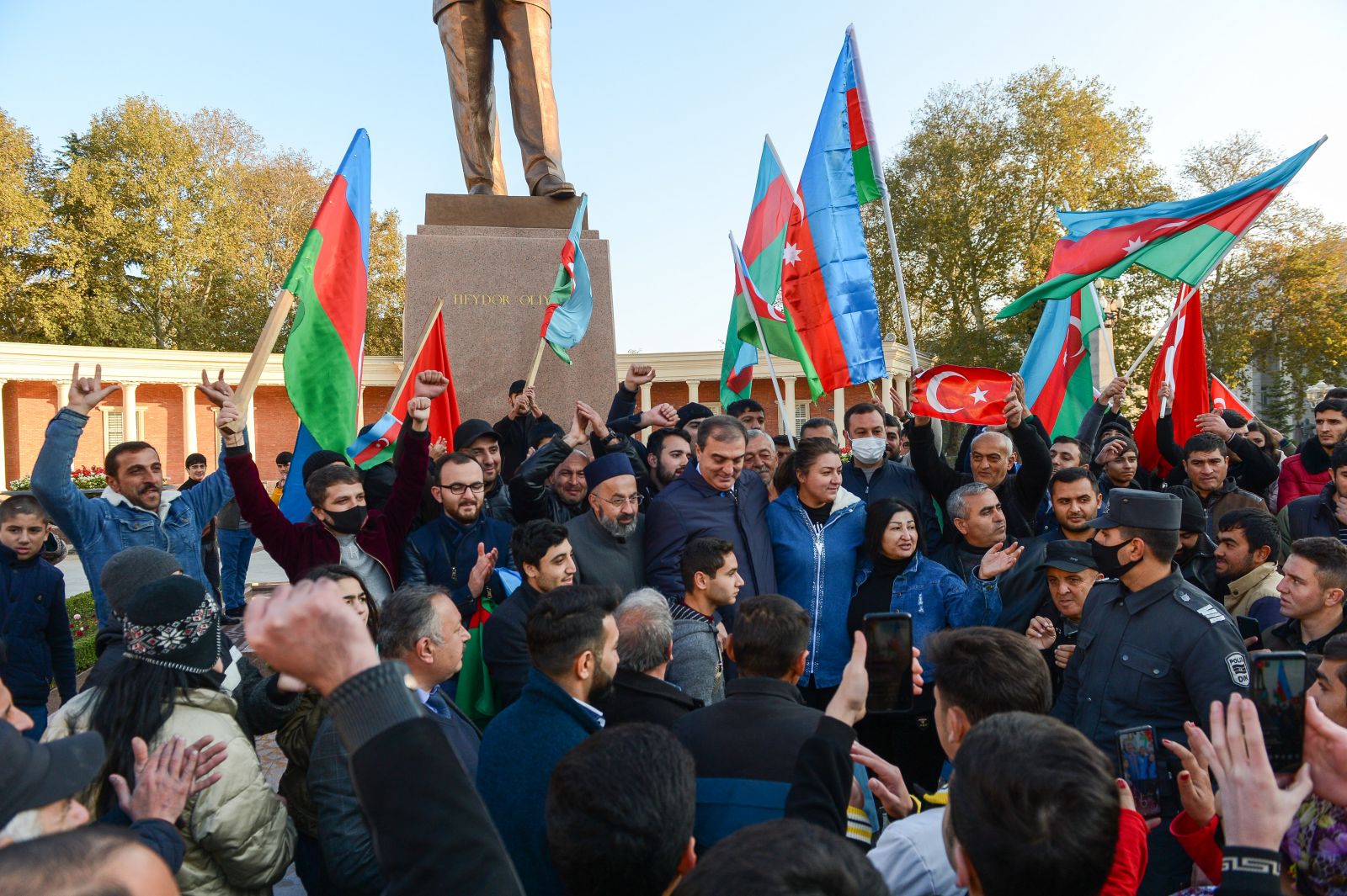 Azerbaycan halkı zaferi coşkuyla kutluyor