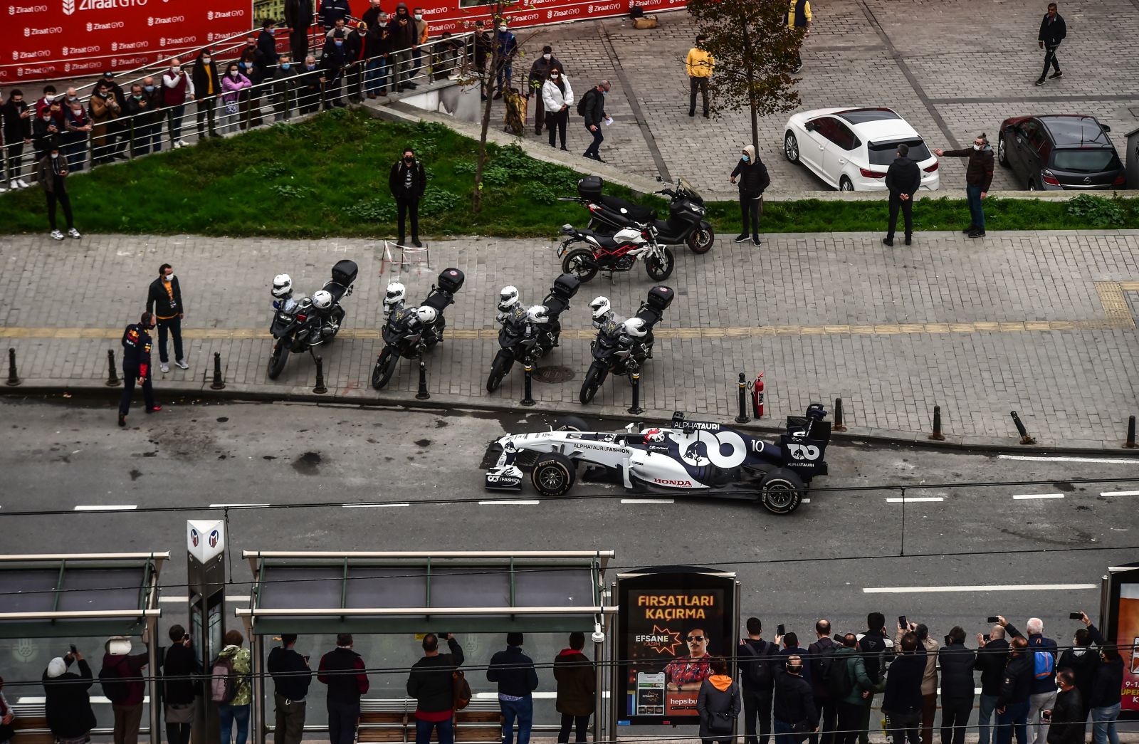 Hayran bıraktılar! Galata Köprüsünde Formula 1 şovu